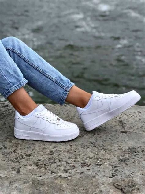 adidasi albi nike dama